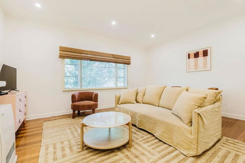 Salmon Calm - Trendy Velvet Allure By Albert Park - Surfers Paradise Gold Coast 2