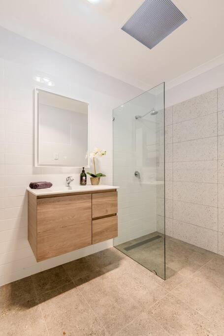 Salt & Pepper; Beautiful Town House In Margs! - Surfers Paradise Gold Coast 2