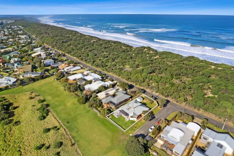 SALTWATER HOUSE - Opposite The Beach And Views Over The Lake! - Surfers Paradise Gold Coast 0