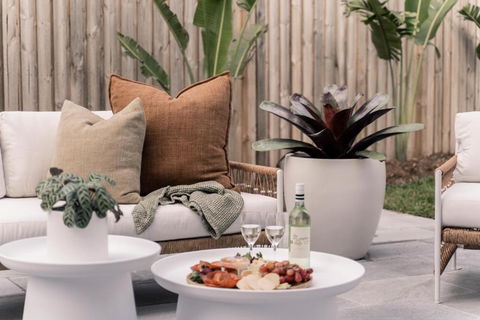 SALTY PALMS On HENLEY -THREE - Surfers Paradise Gold Coast 1