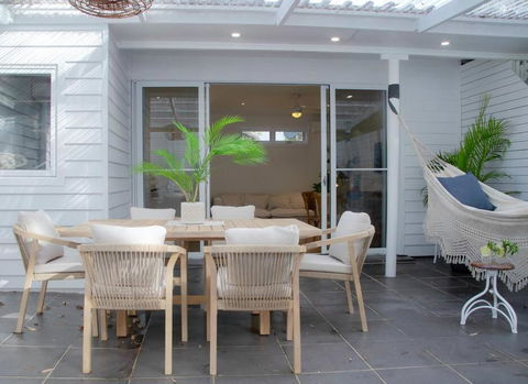 SALTY SNOOZE - Your Coastal Holiday House - Surfers Paradise Gold Coast 1