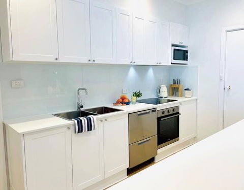 SALTY SNOOZE - Your Coastal Holiday House - Surfers Paradise Gold Coast 2
