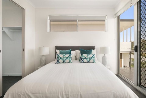 Spacious Apartment With Generous Entertaining - Surfers Paradise Gold Coast 3