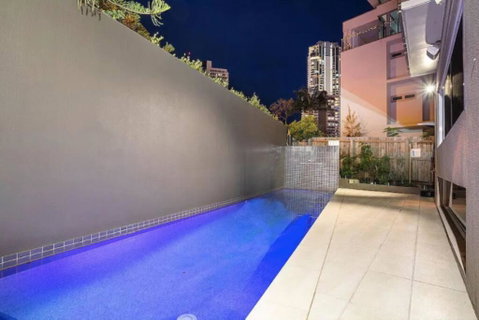 Stylish Surfers Paradise Haven 4BR4B Stunning Pool 2 - Surfers Paradise Gold Coast 1
