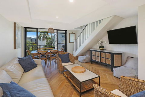 TARA7- On Trend At Taranaki - Surfers Paradise Gold Coast 0