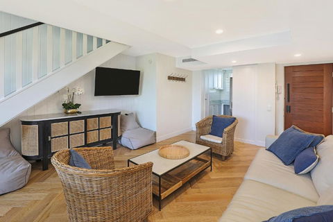 TARA7- On Trend At Taranaki - Surfers Paradise Gold Coast 3