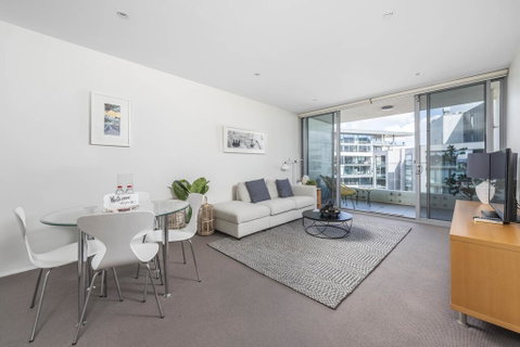 Beautiful Modern Lake View Apartment - Surfers Paradise Gold Coast 3