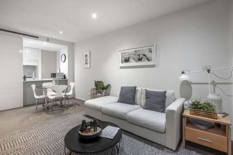 Beautiful Modern Lake View Apartment - Surfers Paradise Gold Coast 2