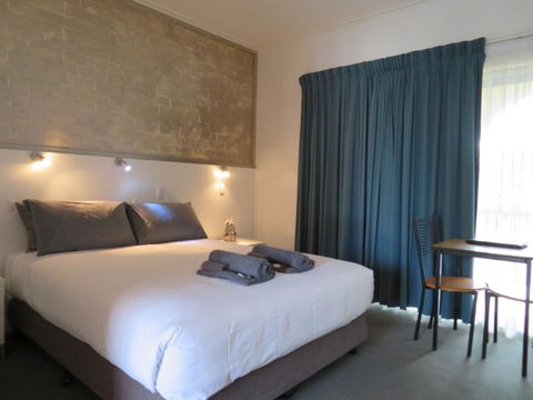 Bishops Lodge Narrandera - Surfers Paradise Gold Coast 2