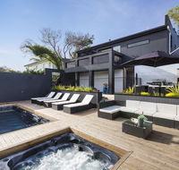 Blairgowrie Oasis Luxury retreat with spapool fireplace golf putting green - Surfers Paradise Gold Coast