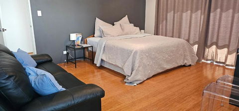 Private King Bed Guest Suite - Surfers Paradise Gold Coast 0