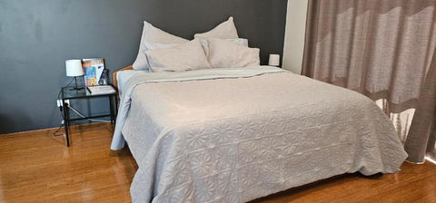 Private King Bed Guest Suite - Surfers Paradise Gold Coast 1