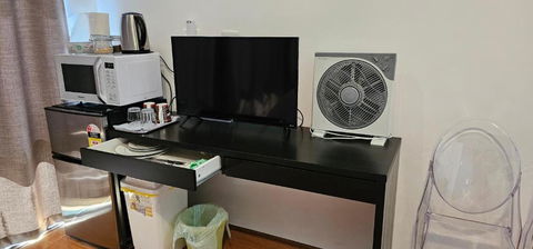 Private King Bed Guest Suite - Surfers Paradise Gold Coast 3
