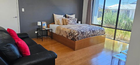 Private King Bed Guest Suite - Surfers Paradise Gold Coast 2