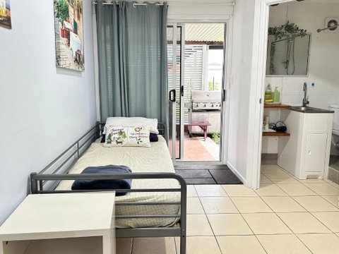 Zen Escape Guest House- Zen Garden Tiny Home, Nooky Studio - Surfers Paradise Gold Coast 2