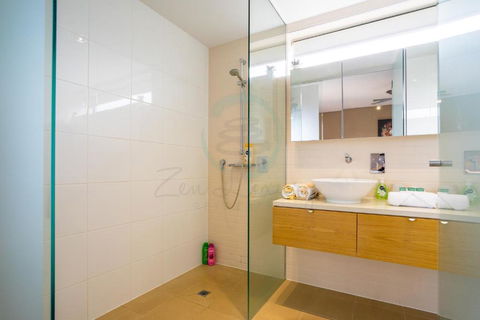 ZEN PARADISE - 2-BR Waterfront Ocean View Retreat - Surfers Paradise Gold Coast 2